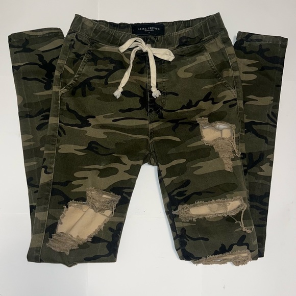Akira Black Label Chicago distressed classic camo pocketed drawstring joggers - Picture 6 of 12